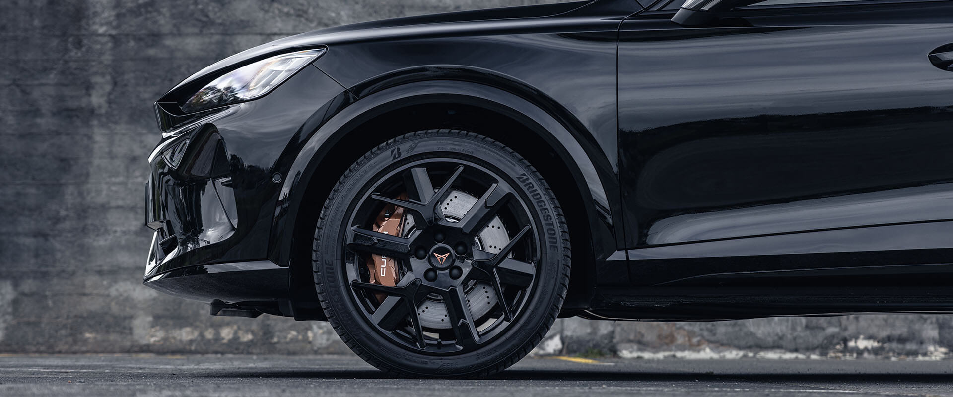 Side profile of a CUPRA Formentor with black alloy wheels and exclusive upgrades