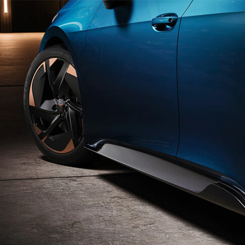 Side skirts Bold lines mark the side skirts, echoing the aerodynamic sportiness of the model.